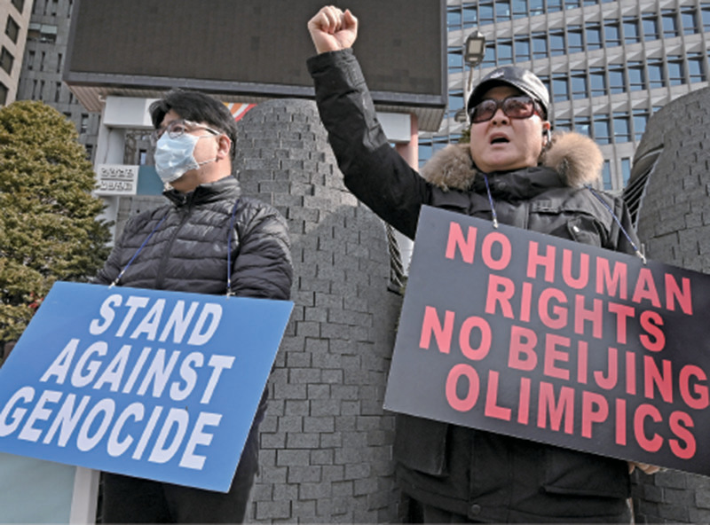 南韓大選前夕，冬奧會爭端引起反共情緒大爆發。圖為2月9日，北京冬奧期間，南韓民眾在中共駐首爾大使館前集會，抗議中共惡劣的人權紀錄。（Jung Yeon-je / AFP）