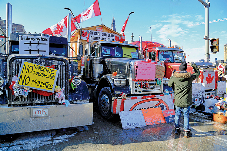 圖為連日來聚集在加拿大渥太華的自由車隊卡車司機們。（任喬生／大紀元）