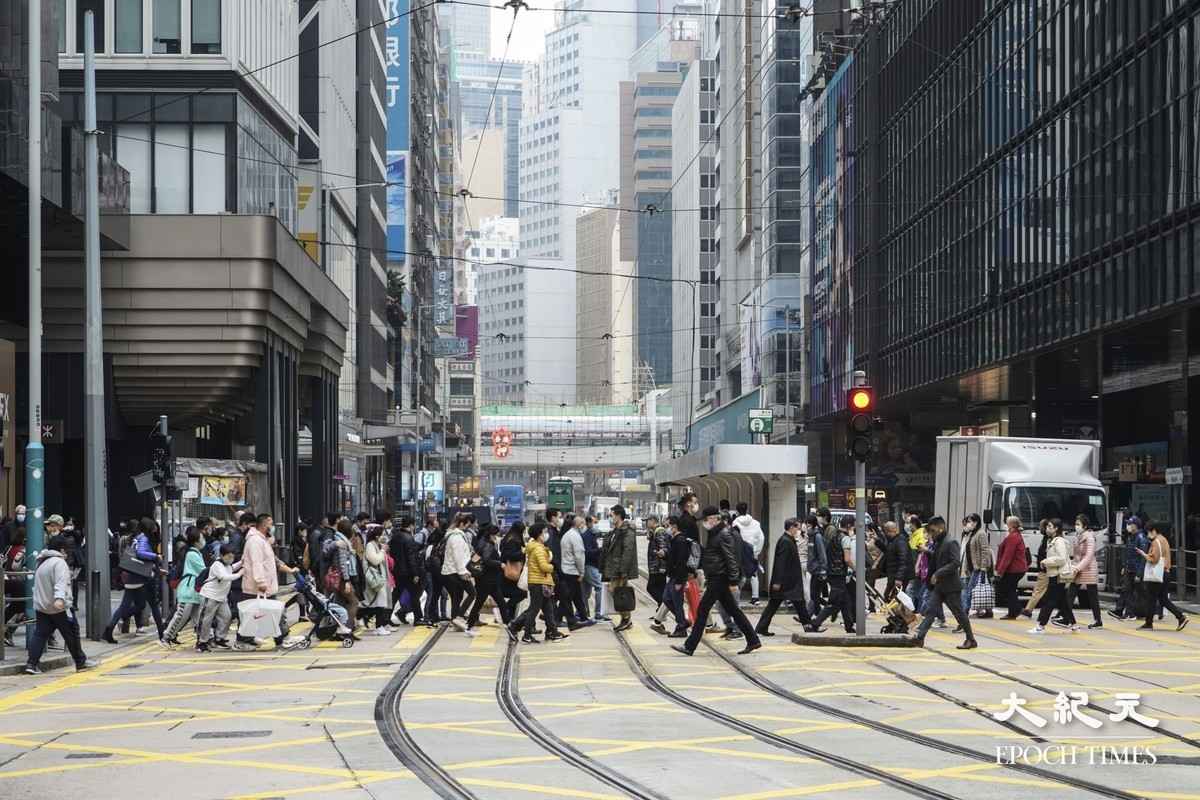 香港昔日人才鼎盛，日後中環車水馬龍的景況可能不再復見。資料圖片。（余鋼／大紀元）