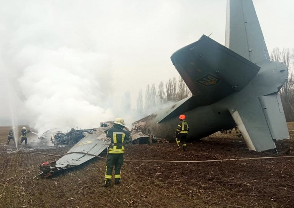 2022年2月24日，一架載有14人的烏克蘭軍機在基輔以南地區墜毀。當局表示目前仍在確定死亡人數 。（Handout / UKRAINE EMERGENCY MINISTRY PRESS SERVICE / AFP）