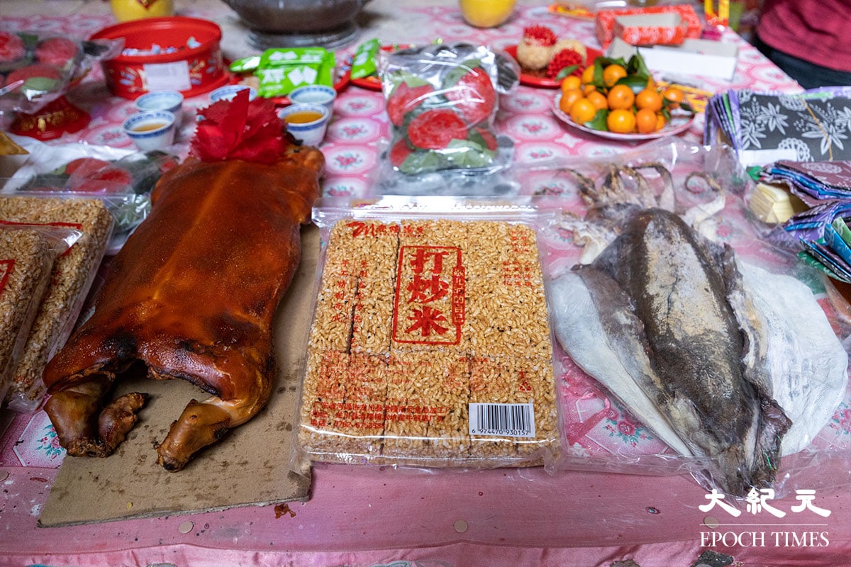 祭品包括燒豬、打炒米、乾魷魚、水果等。（陳仲明／大紀元）