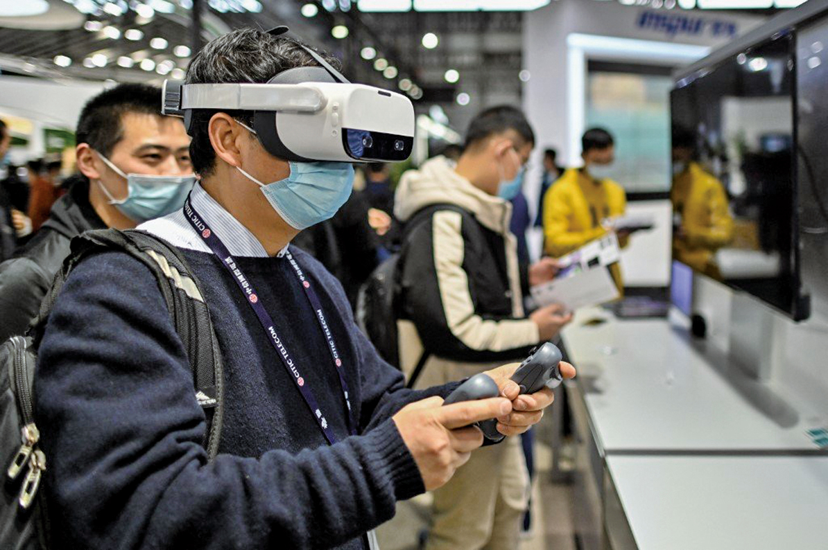 2021年2月23日，在上海舉行的世界移動通信大會上，一名男子使用3D VR裝備。（AFP）