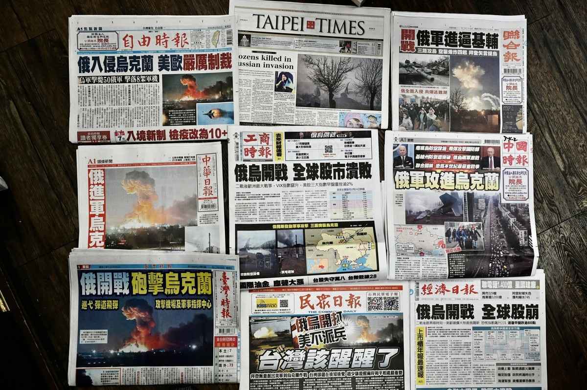 俄羅斯入侵烏克蘭後，台灣各大報紙都在頭版頭條報道做了報道。（Sam Yeh/AFP）