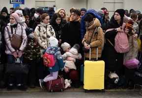 【圖輯】烏克蘭危機｜婦女兒童痛別家園  逾12萬人逃離烏克蘭