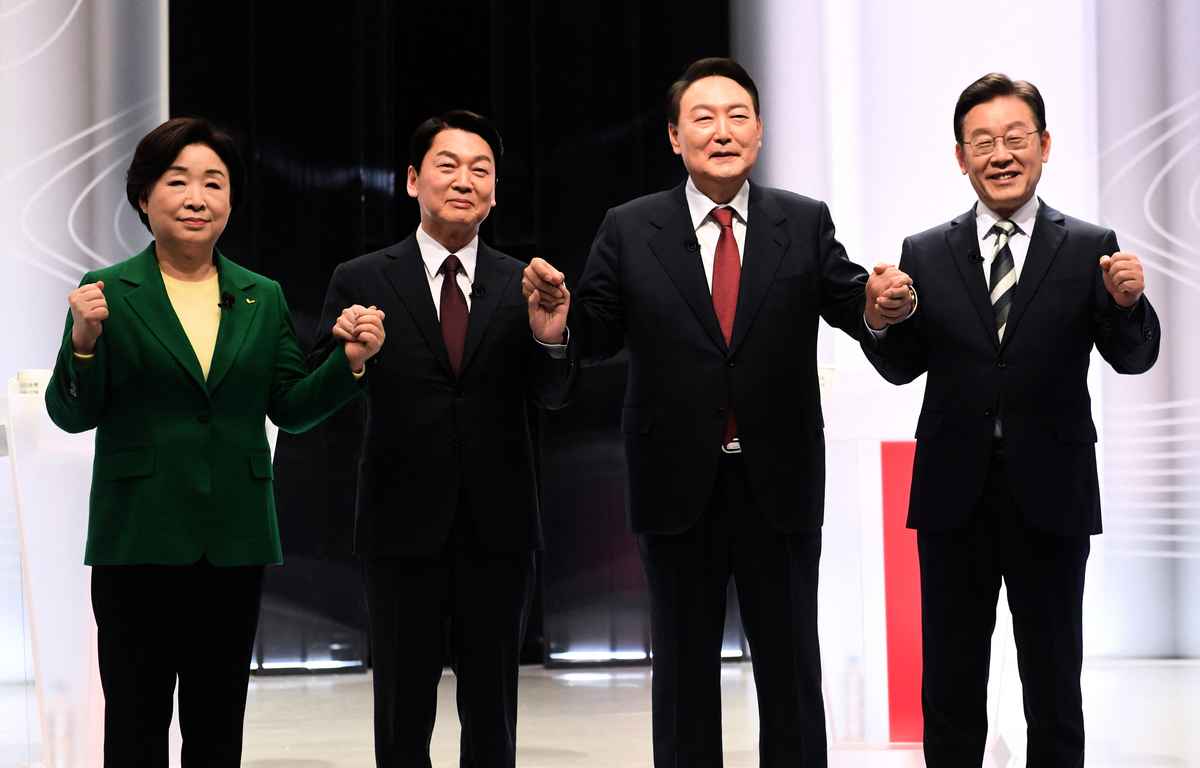 2022年2月25日，韓國四位總統候選人舉行電視辯論會。圖為這四人（從左至右）沈相奵、安哲秀、尹錫悦和李在明在首爾SBS演播室的合影。（KIM Min-Hee/POOL/AFP）