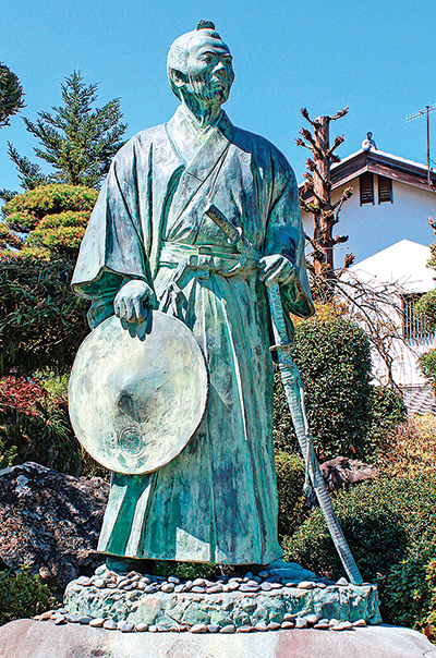 澀澤榮一銅像，位於日本埼玉縣深谷市。（ranmaru/Shutterstock）