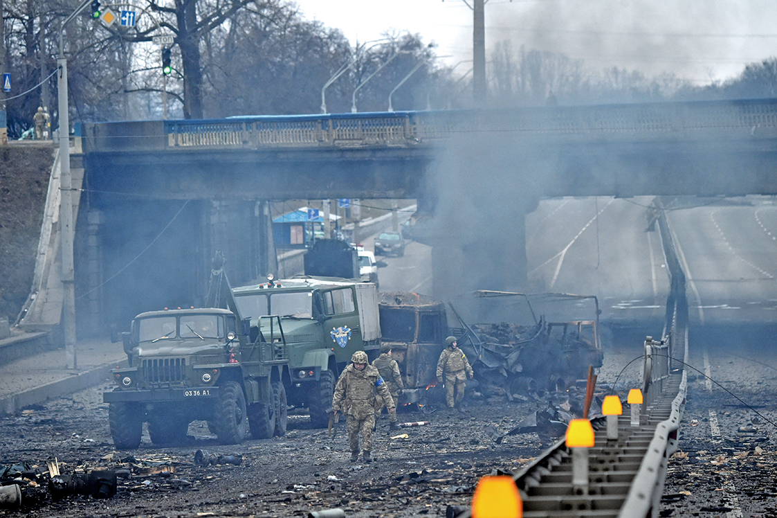 2022年2月26日上午，烏克蘭軍人在烏克蘭首都基輔與俄羅斯軍隊的戰鬥現場。（SERGEI SUPINSKY/AFP via Getty Images）