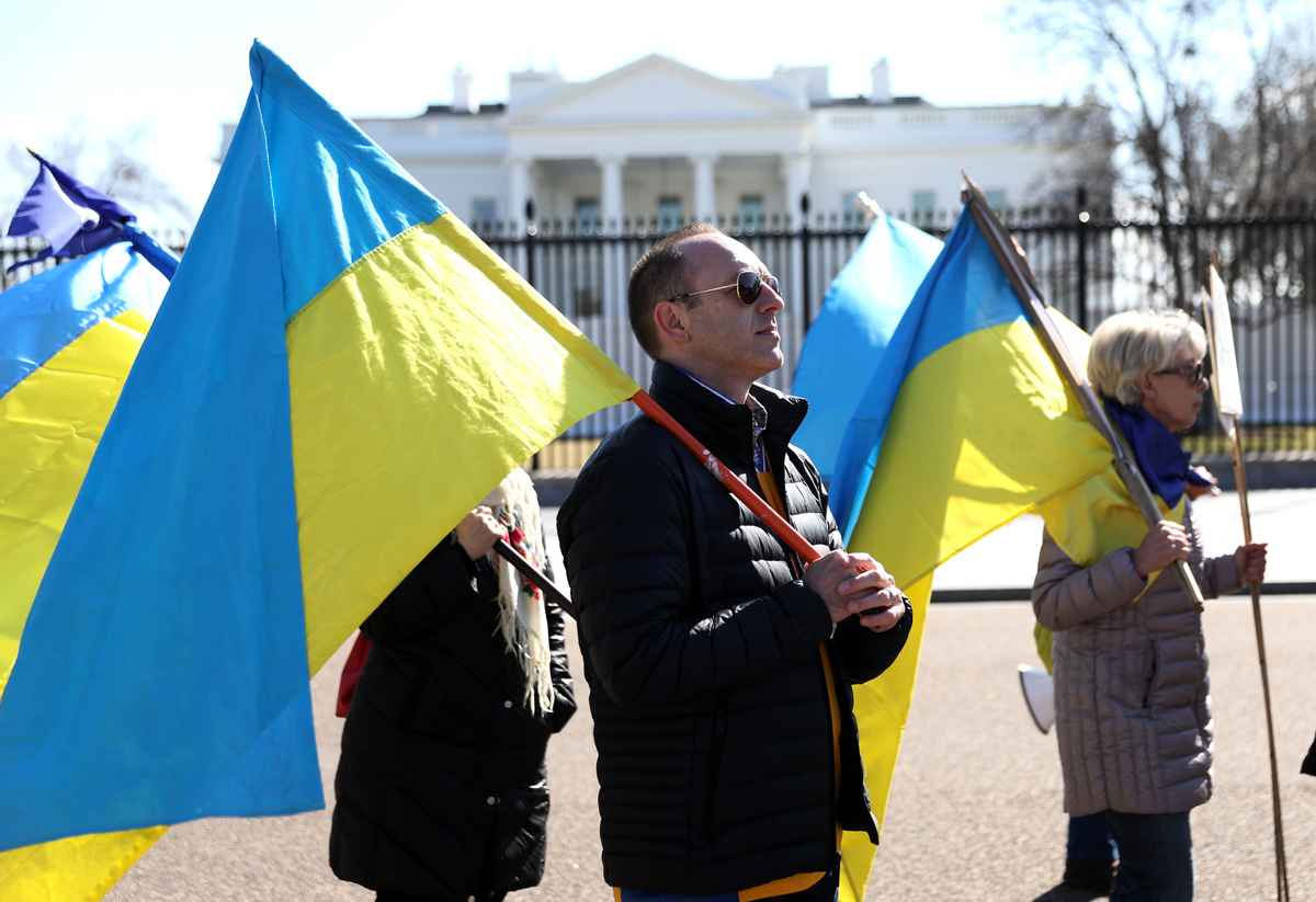 俄羅斯入侵烏克蘭引起全球關注，各國均有聲援烏克蘭活動。圖為2月28日，在美國華盛頓白宮外聲援烏克蘭的民眾。（Justin Sullivan／Getty Images）