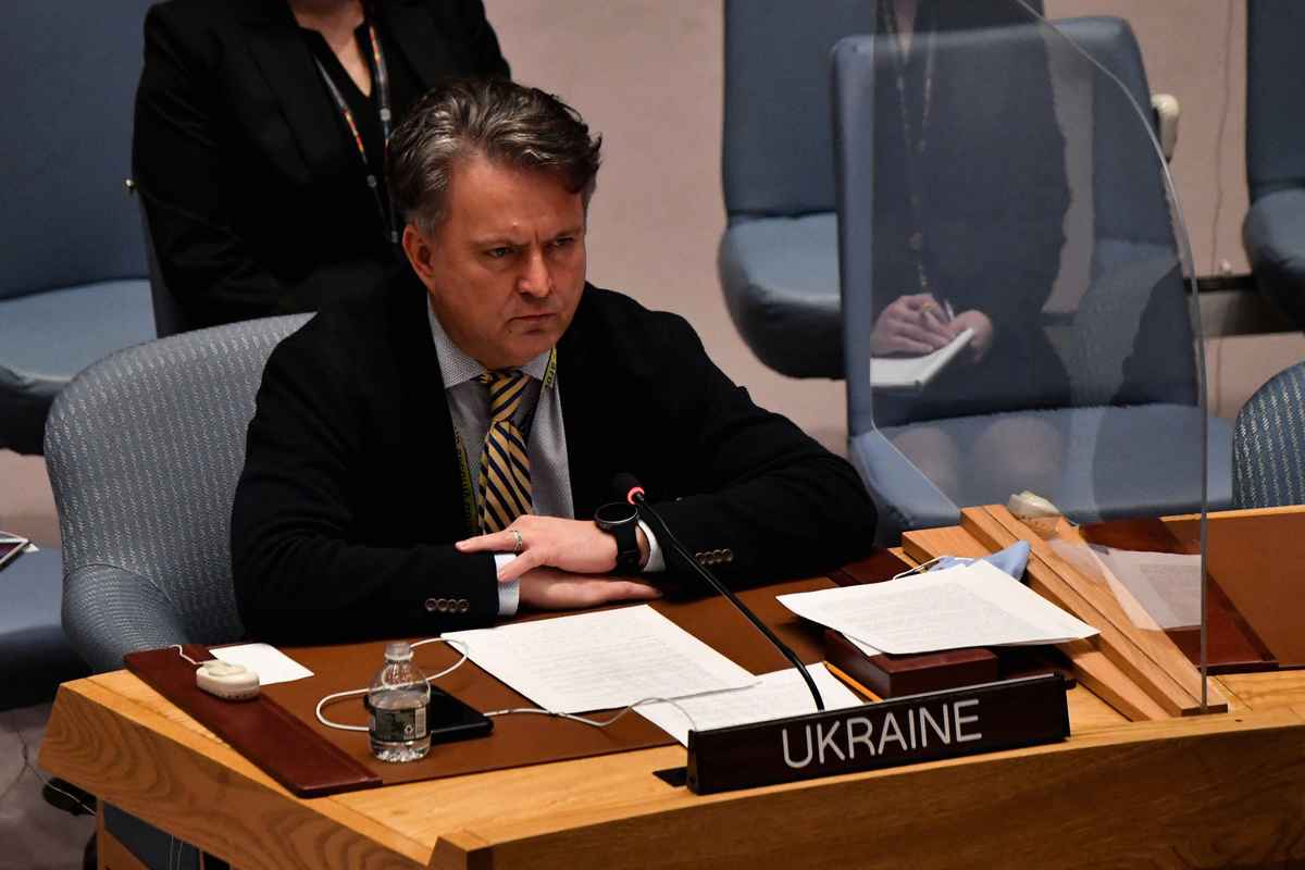 2022年2月28日，聯合國罕見召開緊急特別會議，討論俄羅斯入侵烏克蘭的問題，並為衝突中遇難者默哀一分鐘。圖為出席會議的烏克蘭常駐聯合國代表謝爾蓋·基斯利齊亞（Sergiy Kyslytsya）。（ANGELA WEISS / AFP）