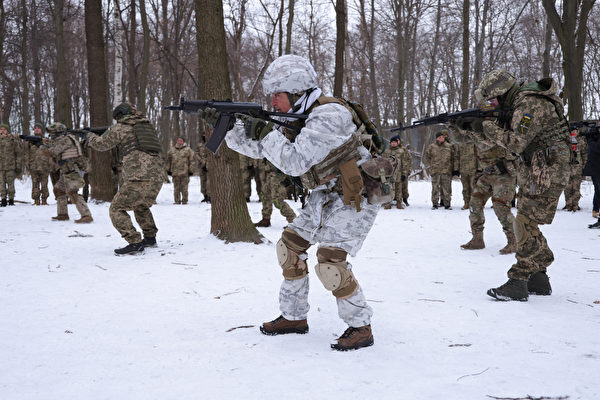 2022年1月22日，成千上萬的烏克蘭平民在基輔森林中參加防禦訓練。（Sean Gallup/Getty Images）