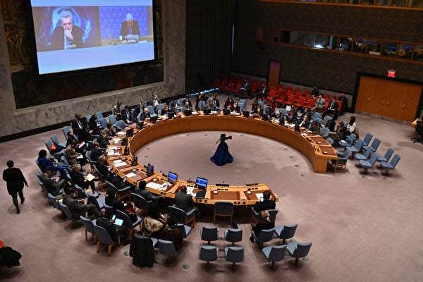 2022年2月28日在紐約聯合國總部舉行的聯合國安理會會議。討論俄羅斯入侵烏克蘭的問題，為衝突中遇難者默哀一分鐘。（ANGELA WEISS／AFP）