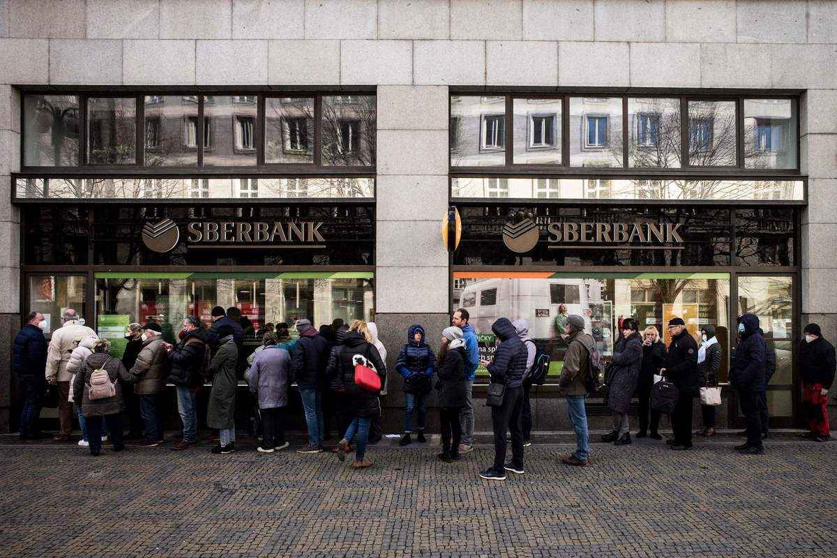 2022年2月25日，人們在俄羅斯Sberbank銀行的一家分行外排隊提取儲蓄。（MICHAL CIZEK/AFP via Getty Images）