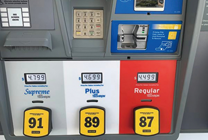 受俄烏戰事影響，美國油價升至7年來新高。圖為洛杉磯縣一家加油站。（姜琳達／大紀元）