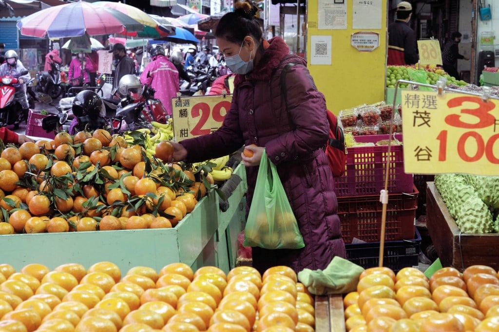 台灣3月1日公布2月消費者信心指數為73.19點，月比跌0.48點。（Sam Yeh / AFP）