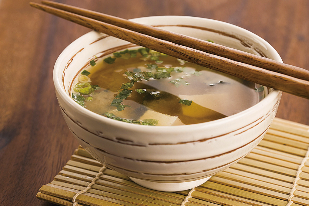 味噌湯中的味噌是由大豆釀成，釀製時間越久顏色越深。