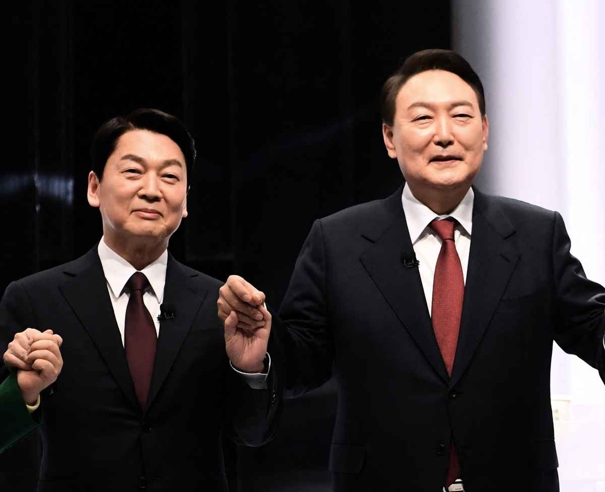 2022年3月3日，韓國在野黨兩位主要候選人尹錫銳（右）和安哲秀宣布合推單一候選人。圖為2月25日他們二人在電視辯論會上。（KIM Min-Hee / POOL / AFP）
