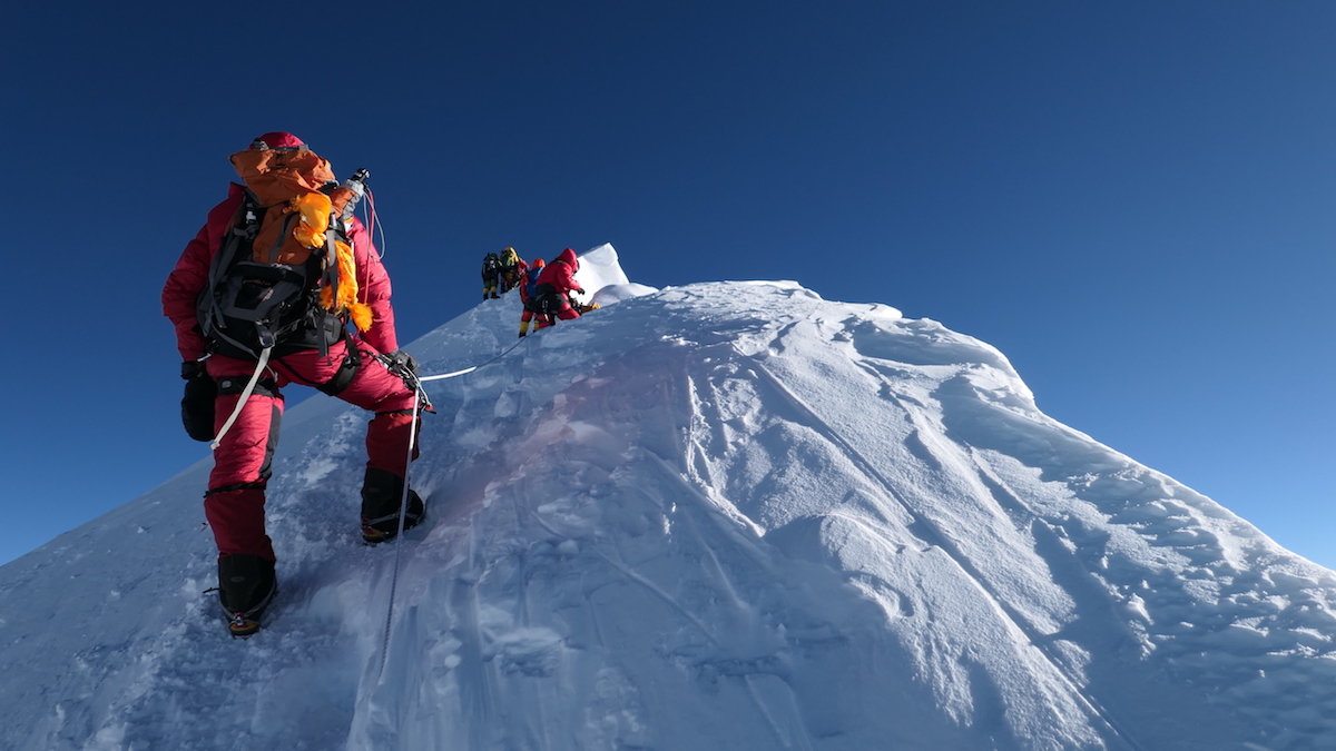 2018年曾志成和團隊攀登世界之巔珠穆朗瑪峰途中。（受訪者提供）