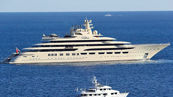 圖為2017年4月20日，尤斯馬諾夫價值6億美元的Dilbar超級豪華遊艇在摩納哥海岸航行。（VALERY HACHE/AFP via Getty Images）