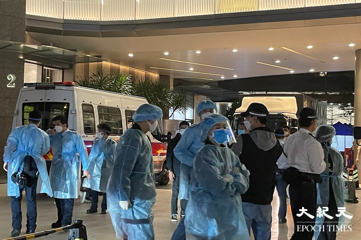傍晚7時許，大批專著全套保護裝備的工作人員抵達將軍澳嘉悅。（卓相如／大紀元）