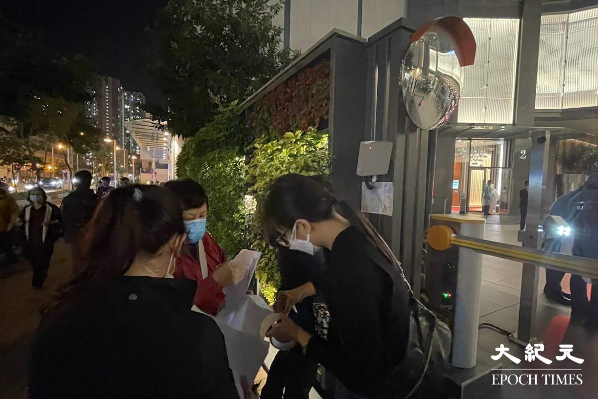 傍晚7時許，大批專著全套保護裝備的工作人員抵達將軍澳嘉悅。（卓相如／大紀元）