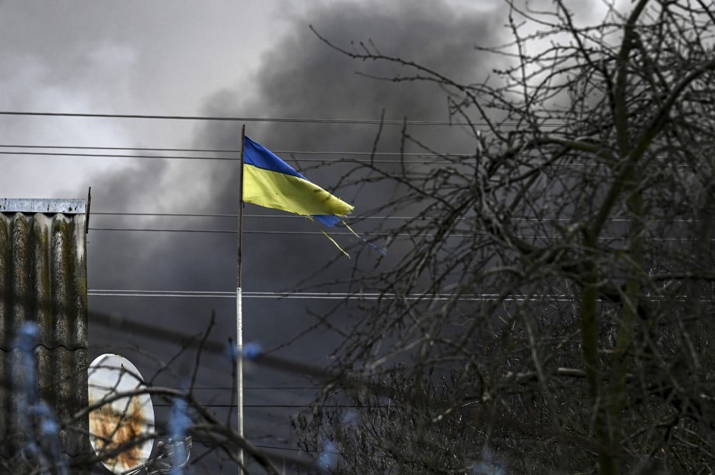 俄羅斯入侵烏克蘭，派出海路空三路大軍狂攻，造成生靈塗炭，令認為歐洲已進入「長久和平時期」的人們一下子驚醒過來。（ARIS MESSINIS / AFP）