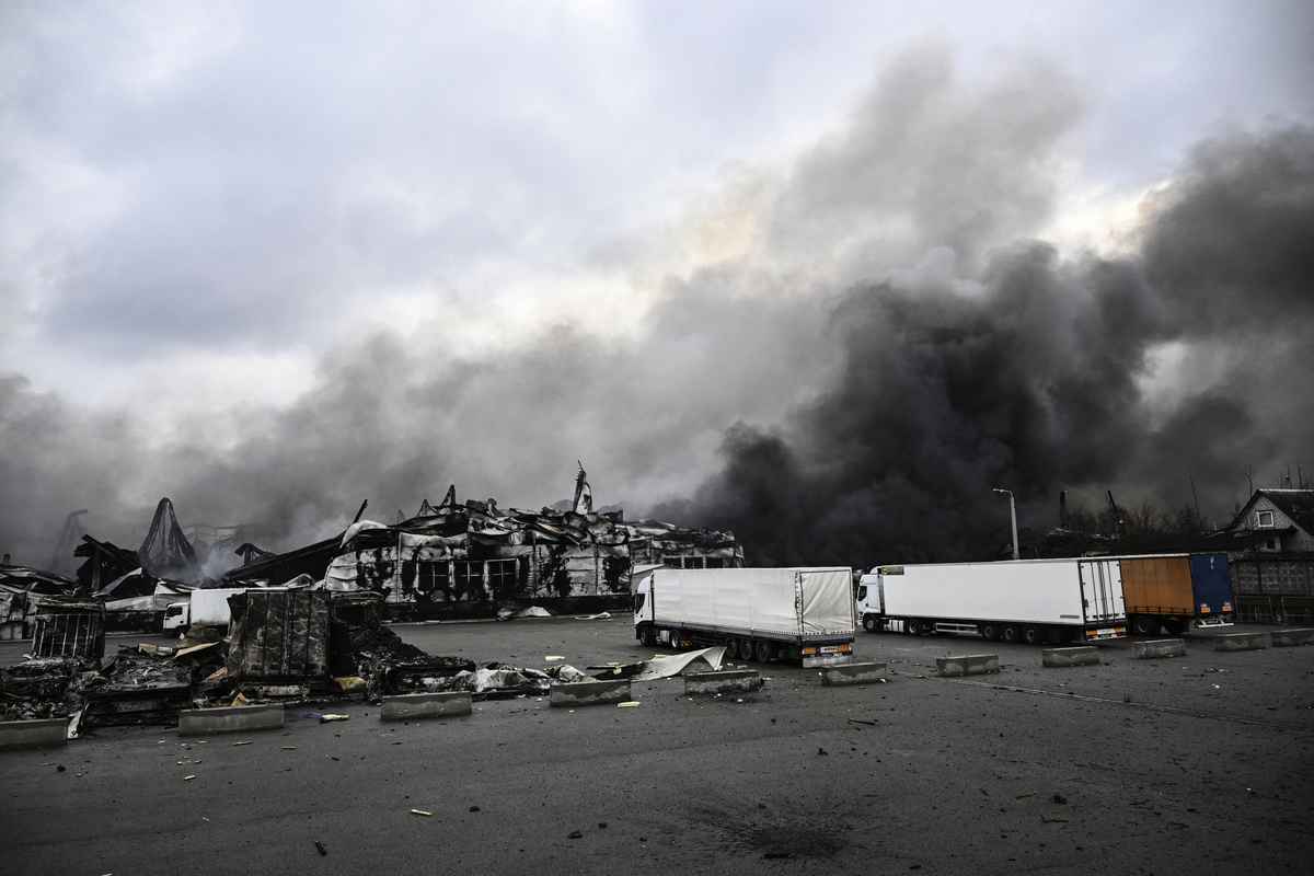 2022年3月4日，在烏克蘭首都基輔以西的斯托揚卡鎮，一座倉庫被俄軍炸毀。（ARIS MESSINIS / AFP）