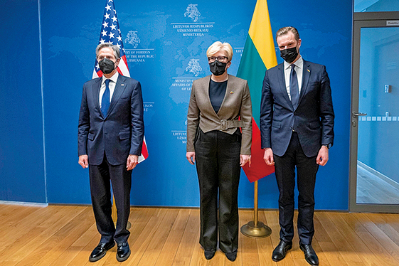 美國國務卿布林肯（左）2022年3月7日與立陶宛總理席莫尼特（中）及外交部長藍斯柏吉斯（右）會晤。（twitter.com/SecBlinken）