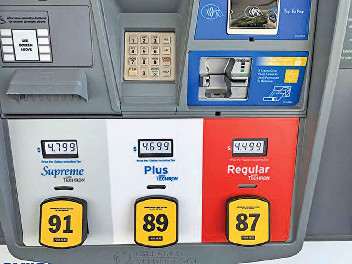 俄烏戰爭讓石油價格飆漲，若西方制裁俄羅斯的石油及天然氣時，也可能推高能源的價格。3月3日，美國油價一度逼近每桶120美元，達14年來最高水平。圖為洛杉磯縣一家加油站。（姜琳達／大紀元）