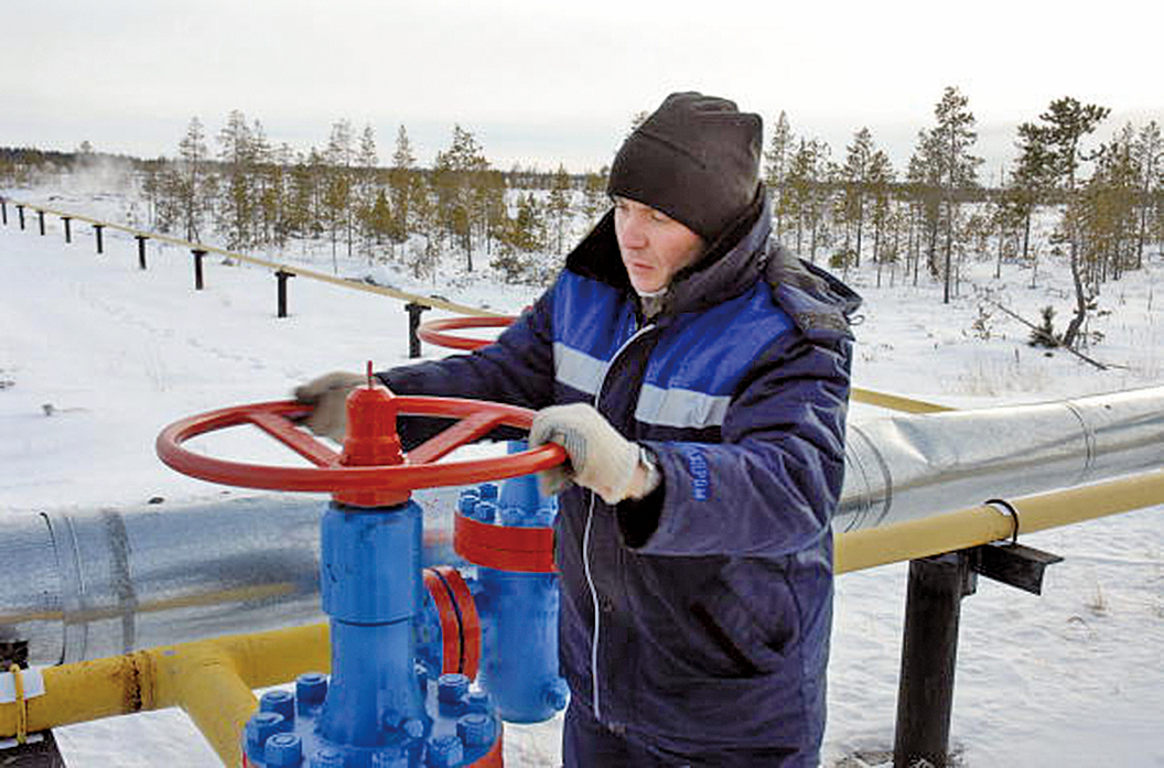 圖為俄羅斯一天然氣田的工作人員在開啟天然氣輸送管。(AFP)