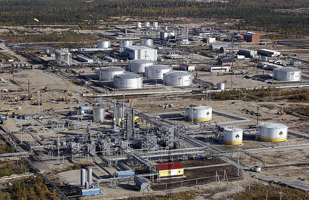 美國和英國近日先後宣布禁止進口俄羅斯石油，以作為俄羅斯入侵烏克蘭的最新制裁措施。圖為俄羅斯石油公司位於西伯利亞西部古布金斯基鎮的煉油廠。（DELPHINE THOUVENOT / AFP）