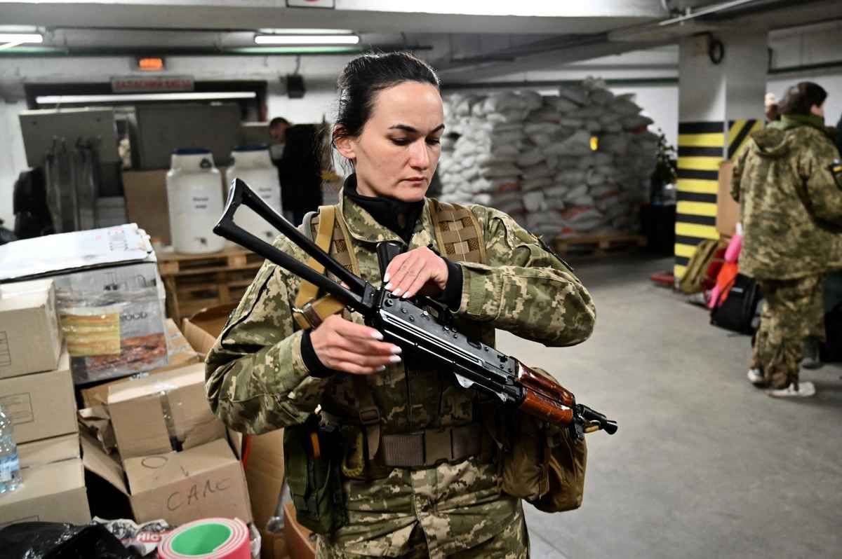 伊琳娜·謝爾蓋耶娃（Iryna Sergeyeva）是烏克蘭首位獲得烏克蘭武裝部隊預備役部隊完整軍事合同的女性志願戰士。圖為她正手持卡拉什尼科夫衝鋒槍在基輔的一個地下車庫參加軍事訓練，該車庫於 2022年3月11日被改建為訓練和後勤基地。（Sergei SUPINSKY / AFP）