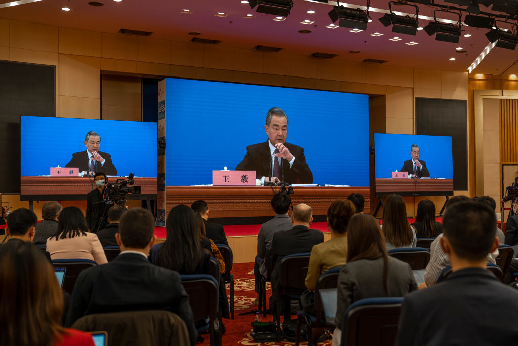 2022年3月7日，中共外長王毅在北京媒體中心的新聞發布會上表示，中方願意在需要時與國際社會一道開展必要的「斡旋」。（Andrea Verdelli/Getty Images）