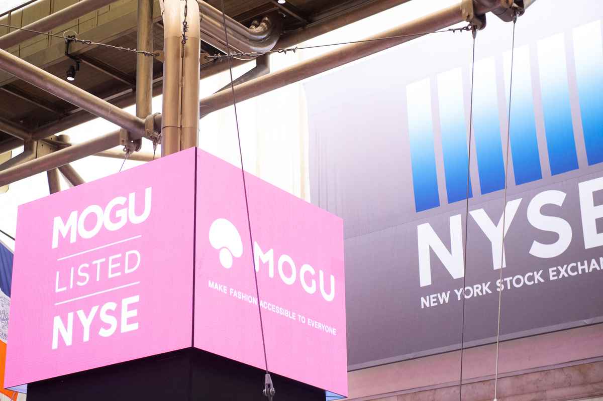 中國時尚門戶網站MOGU於2018年12月6日在紐約證券交易所道瓊斯指數開盤時首次公開招股上市。（Brian Smith/法新社）