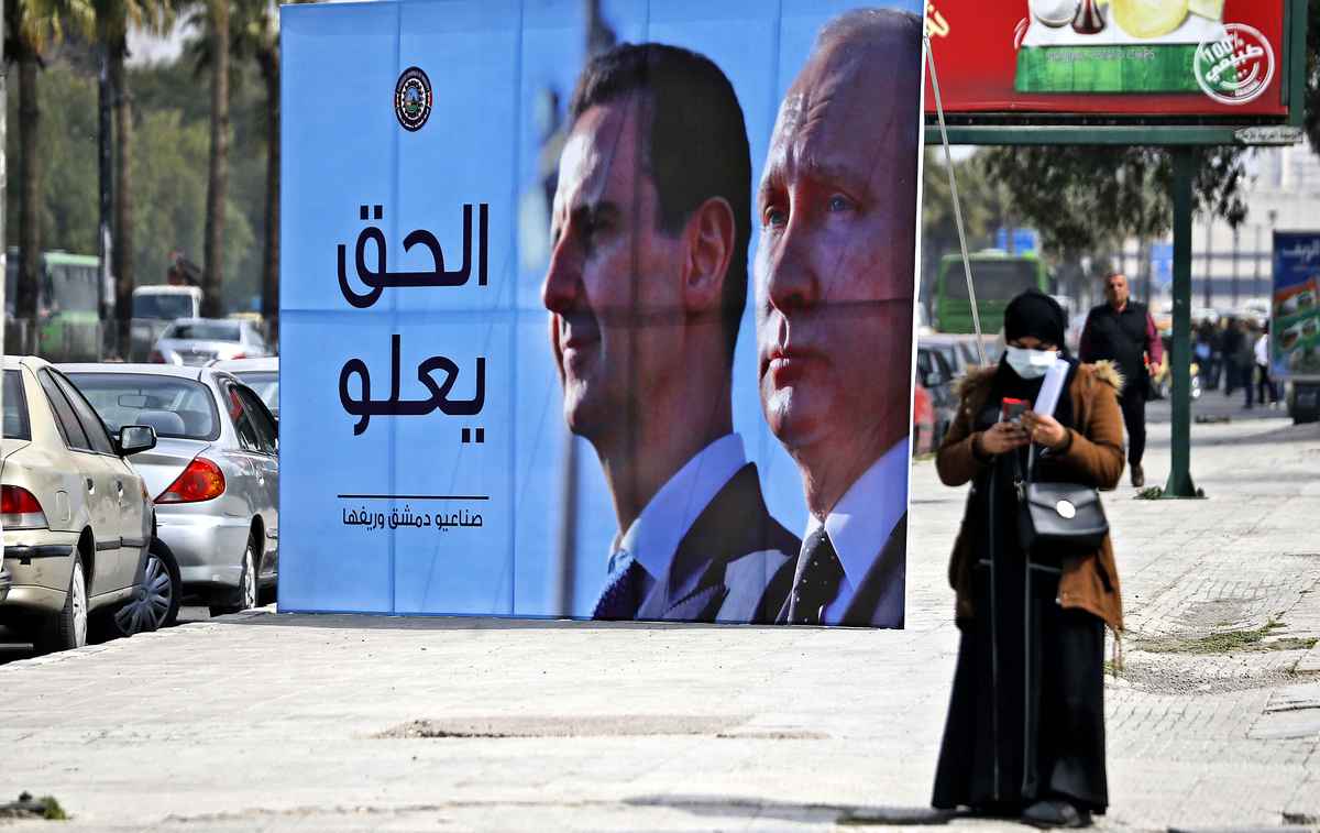 2022年3月8日，敘利亞首都大馬士革的一條高速公路上，懸掛著一幅帶有敘利亞總統阿薩德和俄羅斯總統普京畫像的橫幅，上面寫著「正義必勝」。（LOUAI BESHARA / AFP）