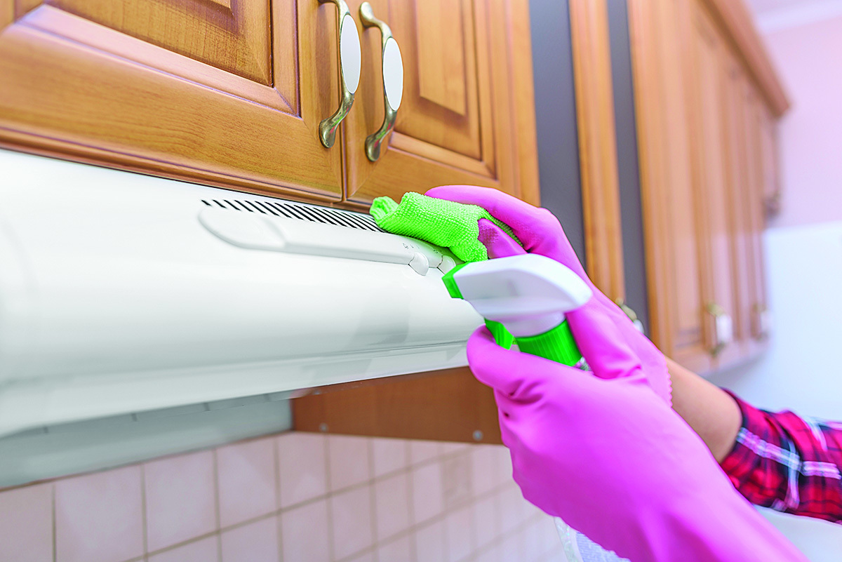 抽油煙機外殼可直接噴廚房清潔劑，再擦乾淨即可。(圖/ Shutterstock、Fotolia)