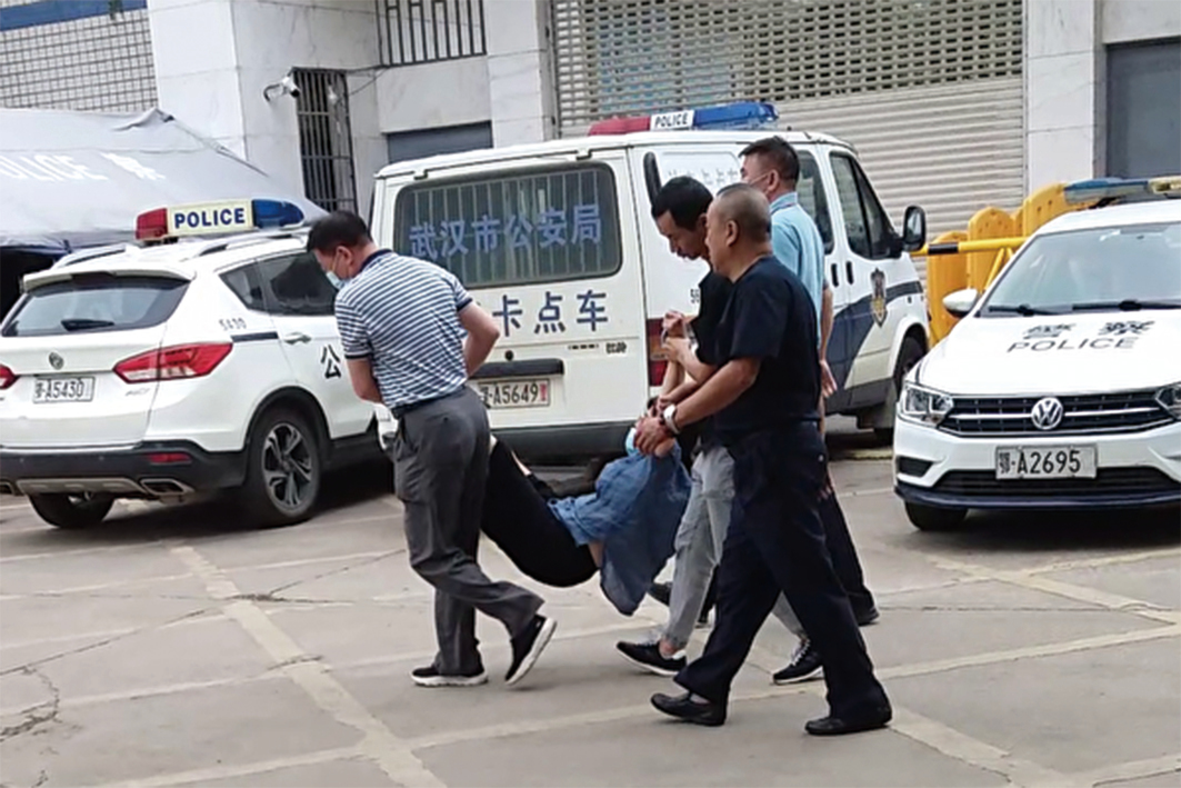 2021年9月29日，武漢法輪功學員周愛琳被國保警察綁架到洗腦班的照片。（明慧網）