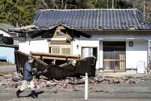 日本7.4級強震3死174人傷 東北新幹線出軌
