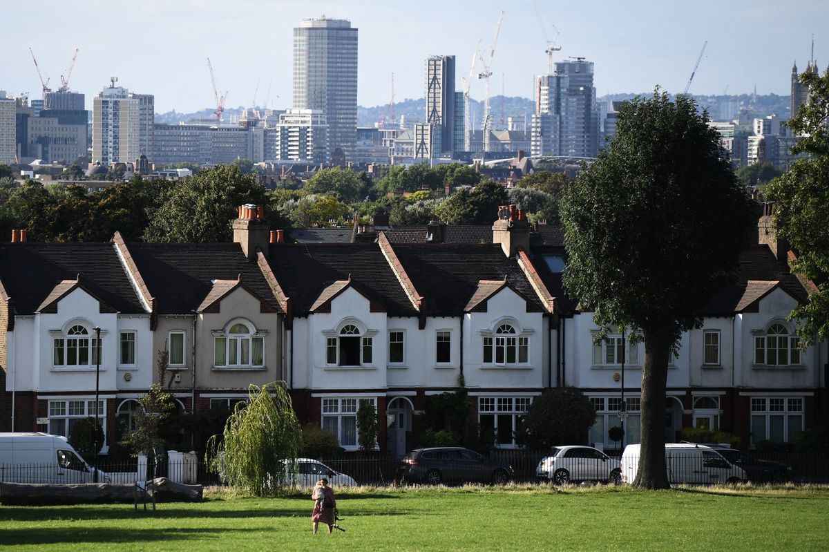 據Demographia最新的2022年樓市報告顯示，港房仍屬全世界最昂貴的地方，倫敦市錄8.0，而曼徹斯特與伯明翰（包括西密德蘭）則分別報5.0與5.4。（CHRIS J RATCLIFFE/AFP via Getty Images）