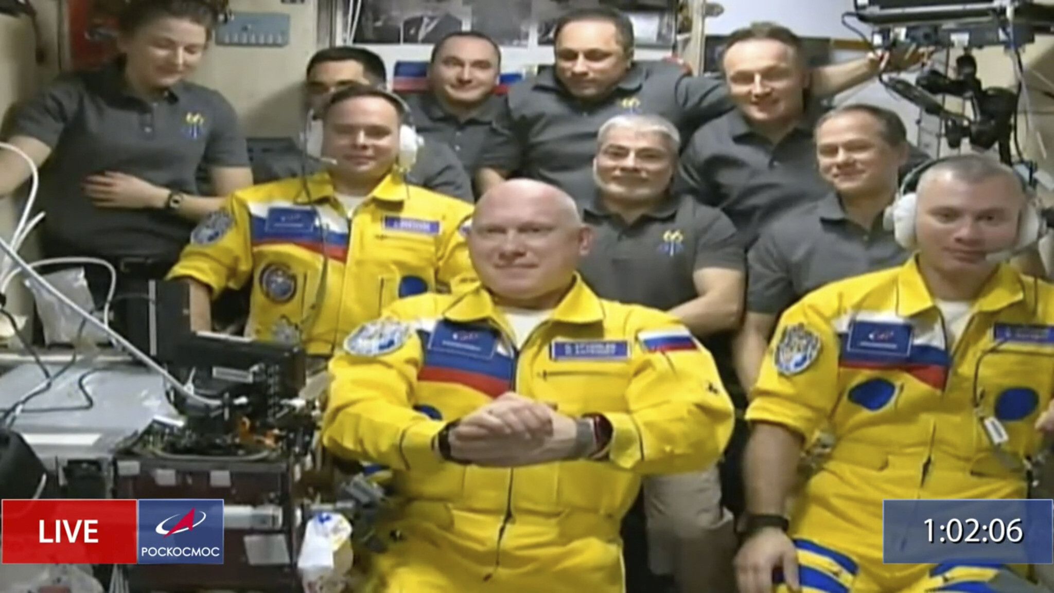 三位俄羅斯太空人登上ISS時，穿著配有藍色點綴的亮黃色套裝，而不是標準的藍色制服。許多網民認為這套衣服表達了對烏克蘭的支持。（Twitter圖片）