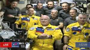 俄羅斯太空人抵國際太空站 烏克蘭國旗色套裝超亮眼