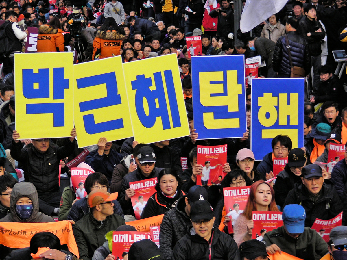 南韓總統朴槿惠深陷親信門干政風波，南韓民眾10月29日晚間在首爾清溪川廣場舉行大規模燭光集會，要求朴槿惠下台。圖中現場大字牌寫著「彈劾朴槿惠」。（中央社）