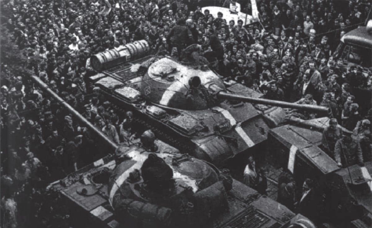 1968年8月20日，蘇軍入侵捷克斯洛伐克第一天遭遇的抗議人群。（Engramma.it / 維基百科）