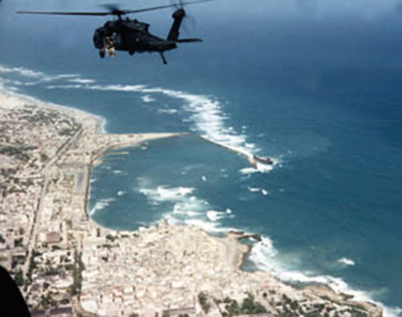 摩加迪沙之戰，代號「超級64」的美國空軍黑鷹直升機遭民兵擊落，為了營救其上的機組人員，導致大批美軍部隊身陷敵陣，美軍傷亡慘重。（維基百科）
