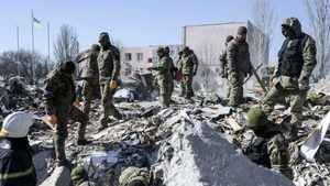 烏克蘭危機｜俄軍空襲烏南造船重鎮 一軍營至少拉出50具屍體