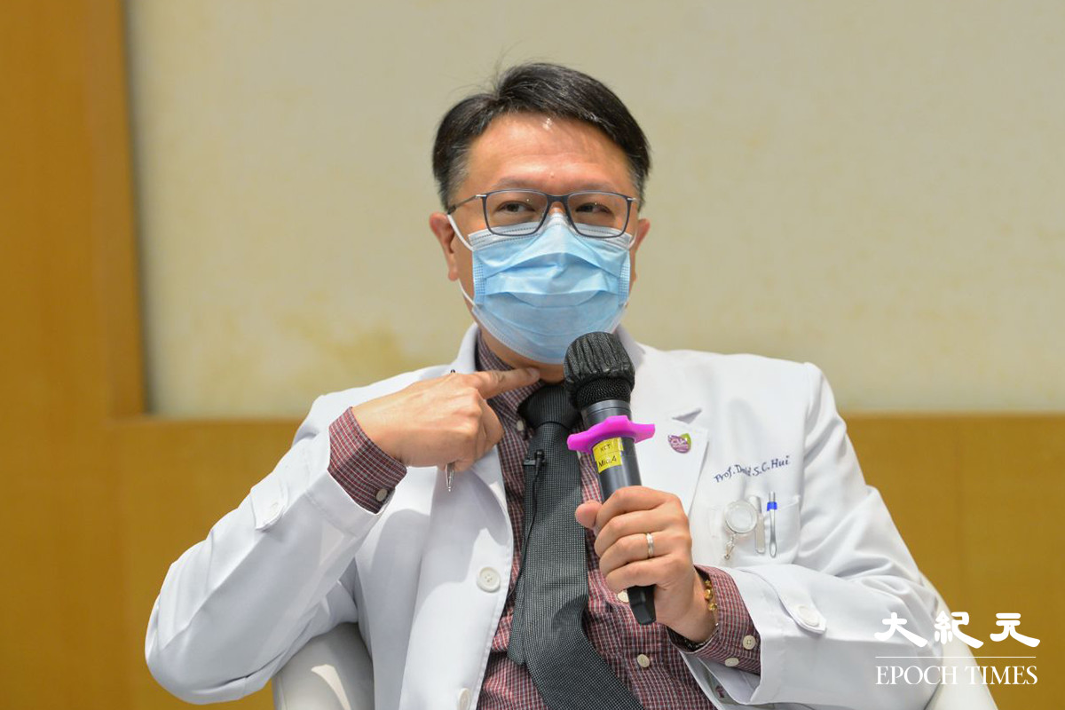 中大呼吸系統科講座教授許樹昌今日（6月11日）表示，香港現時應該維持現行社交距離措施。資料圖片。（宋碧龍／大紀元）