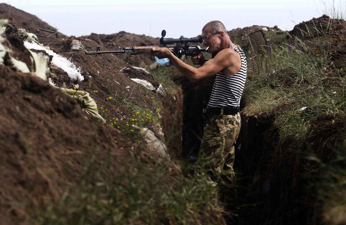 2015年7月3日，烏克蘭軍隊在頓涅茨克地區與俄軍作戰，圖為一名烏克蘭的狙擊手正在尋找親俄的分裂份子。圖片與本文無關。（AFP PHOTO / ANATOLII STEPANOV）