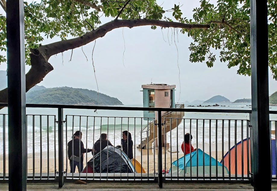 清水灣海灘是九龍一個公共泳灘，有港人在此露營。（蔡詠梅提供）