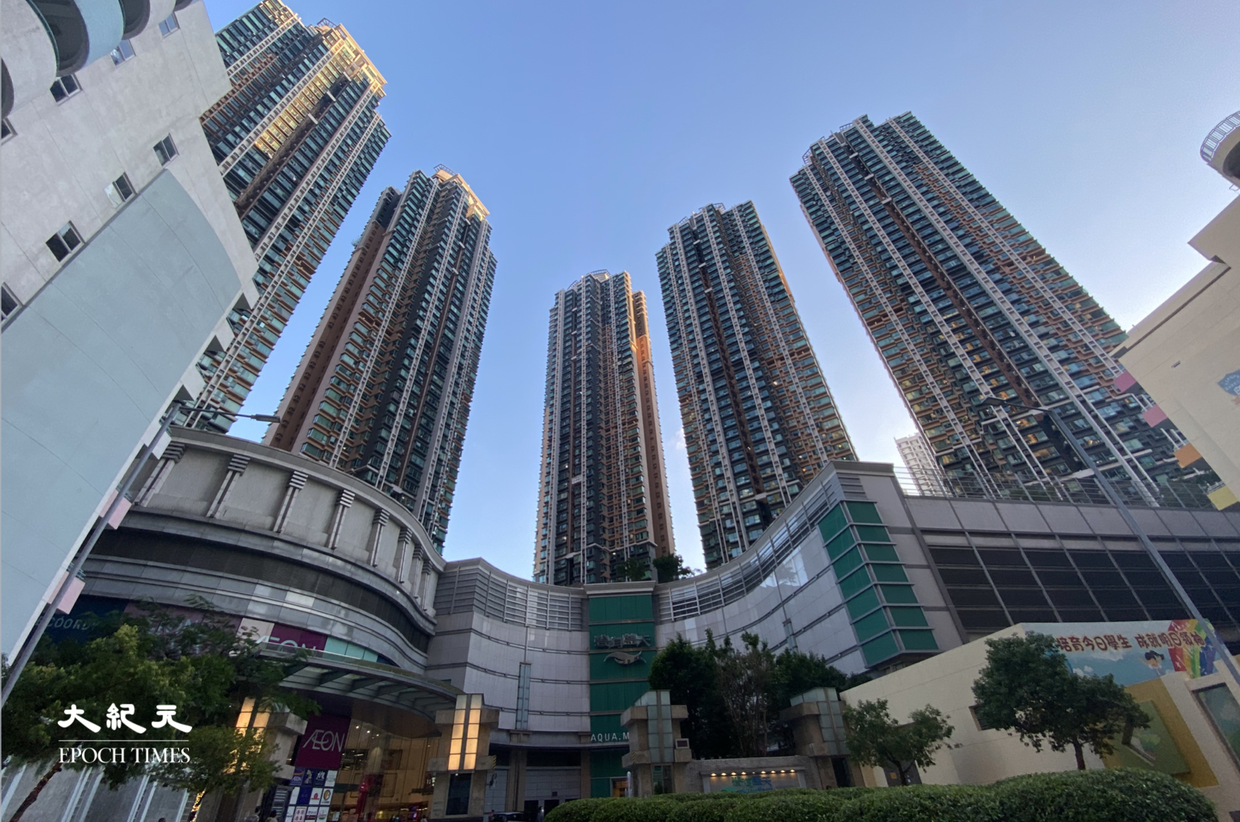 中原研究部22日指2月西九龍四區二手住宅買賣合約跌26% ，新一輪跌市開始。（朱浩然／大紀元）