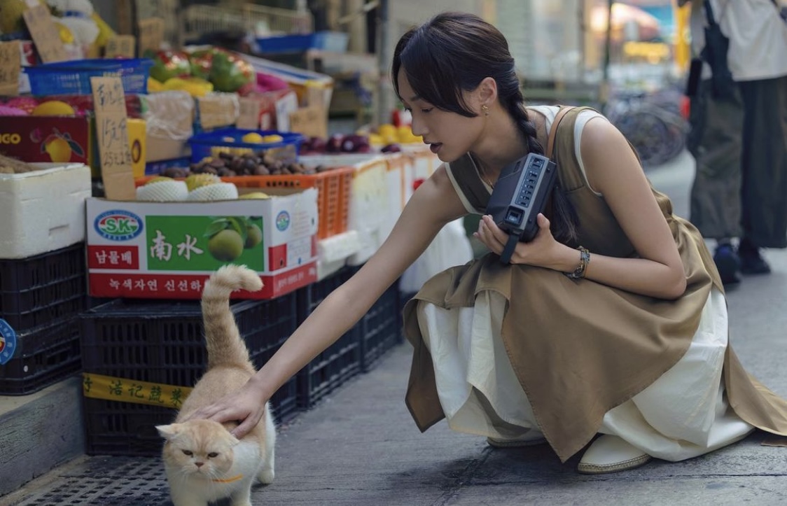 拍攝時的劇照，林楚凝在和貓貓玩。（ViuTV劇照）