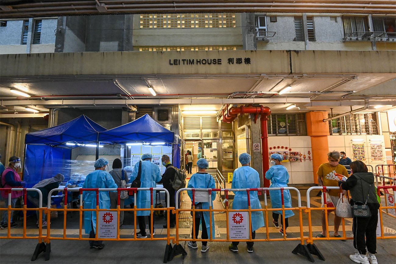 自下午5時起，政府將香港仔鴨脷洲邨利添樓（不包括位於地下的商舖及幼稚園）列為「受限區域」，要求受檢人士須於晚上10時前接受核酸檢測。（宋碧龍／大紀元）
